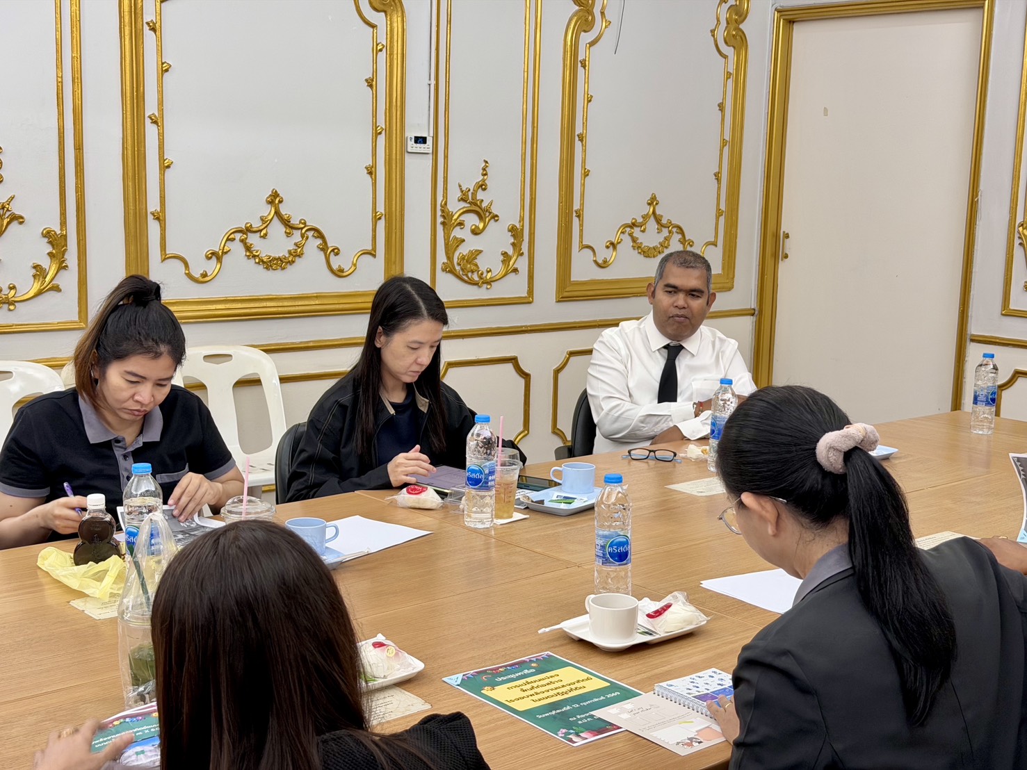 title - สวผ. ร่วมประชุมหารือเพื่อแก้ไขปัญหาความล่าช้าในการก่อสร้างโรงอบ